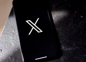 Red social X clausura oficina en Brasil por amenazas legales