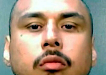 Hombre roba ambulancia en Texas y huye a México