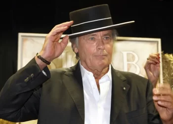 Alain Delon, ícono del cine, muere a los 88 años en su hogar en Francia