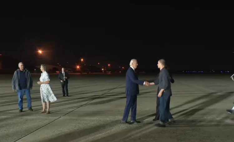 Biden y Harris reciben a estadounidenses liberados en intercambio de prisioneros con Rusia
