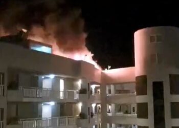 Piloto muere en choque de helicóptero contra hotel en Australia