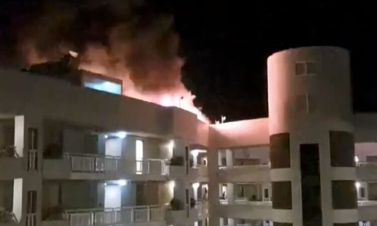 Piloto muere en choque de helicóptero contra hotel en Australia