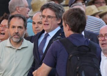 Carles Puigdemont reaparece en Barcelona, da un discurso y desaparece nuevamente
