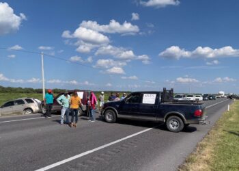 Bloquean carretera Victoria-Tampico familiares de un desaparecido