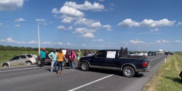 Bloquean carretera Victoria-Tampico familiares de un desaparecido