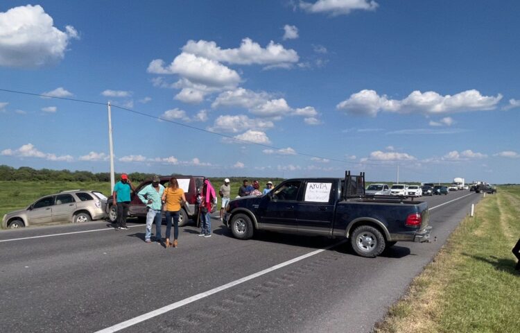 Bloquean carretera Victoria-Tampico familiares de un desaparecido