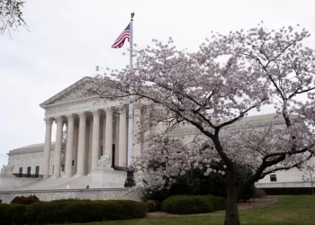 Bloquean nuevas reglas de protección a estudiantes transgénero en 10 estados