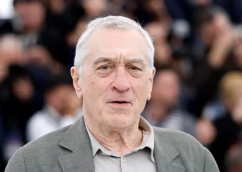 De Niro se lanza al mar desde un yate en su cumpleaños 81