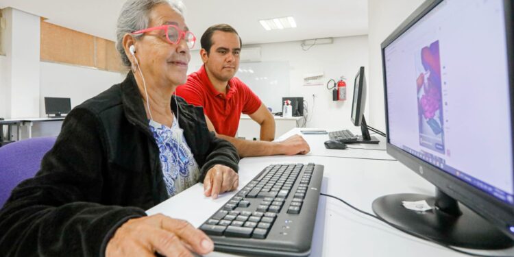 Atiende DIF a más de 21 mil 800 adultos mayores 