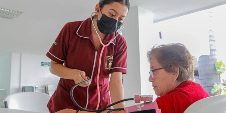 Atiende DIF a más de 21 mil 800 adultos mayores 