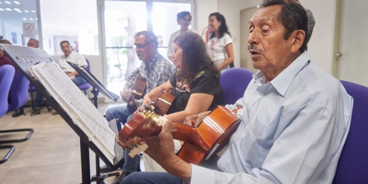 Atiende DIF a más de 21 mil 800 adultos mayores 