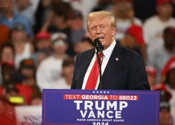 Trump arremete contra Tim Walz y Harris