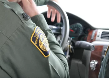 Informe revela falta de seguimiento a 32 mil menores migrantes en EE.UU.