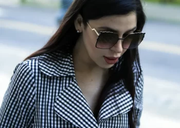 Emma Coronel, esposa de ‘El Chapo’ Guzmán, debuta como modelo en un video musical