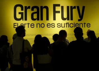 ‘El arte no es suficiente’: Gran Fury expone en México sobre la epidemia de VIH