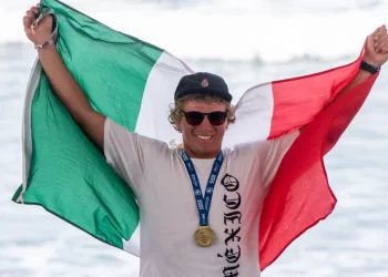 El mexicano Alan Cleland se corona campeón en el Abierto de Surf de EU