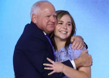 Walz destaca su trayectoria como docente y líder en la Convención Demócrata