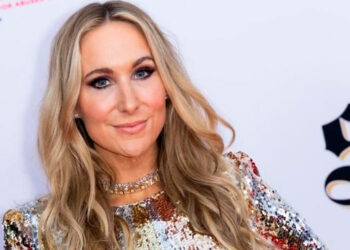 Nikki Glaser conducirá los Globos de Oro 2025