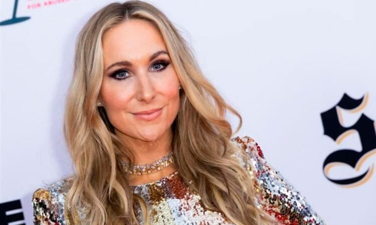 Nikki Glaser conducirá los Globos de Oro 2025