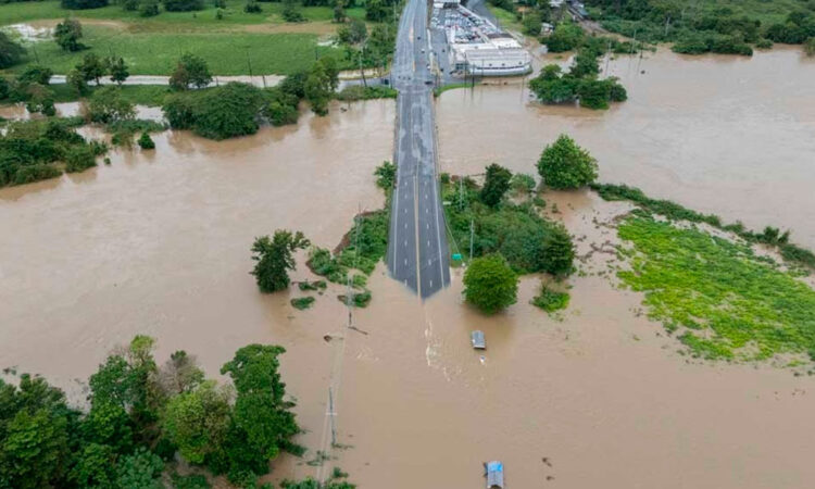 Puerto Rico enfrenta fuertes lluvias tras paso de Ernesto