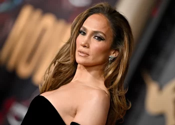 Jennifer Lopez vista en solitario mientras Ben Affleck viaja con Jennifer Garner