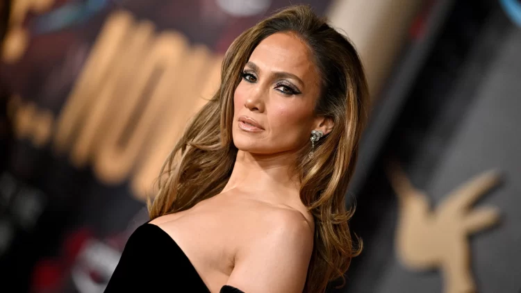 Jennifer Lopez vista en solitario mientras Ben Affleck viaja con Jennifer Garner