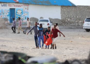 Atentado islamista en playa de Somalia deja 37 muertos