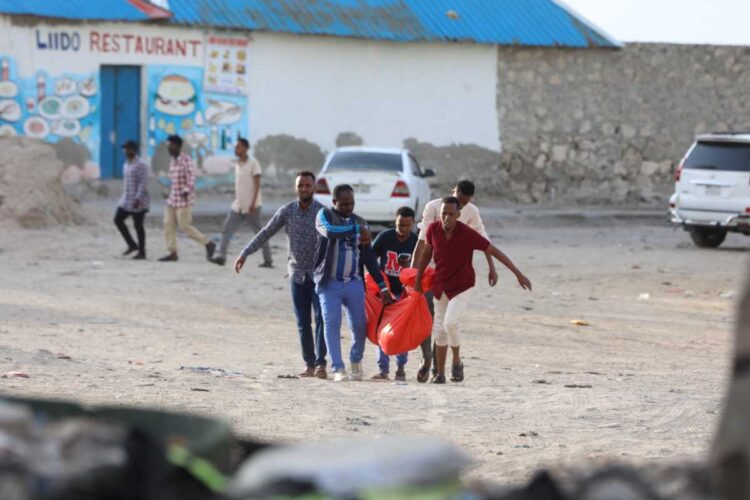 Atentado islamista en playa de Somalia deja 37 muertos