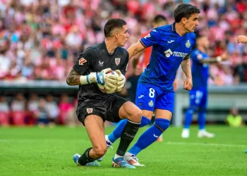 Álex Padilla destaca en su primer partido con el Athletic en LaLiga