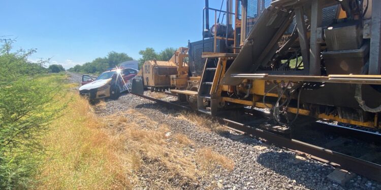 Insólito: Patrulla de tránsito municipal intenta ganarle paso a máquina de Ferromex en Cd. Victoria