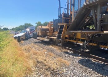 Insólito: Patrulla de tránsito municipal intenta ganarle paso a máquina de Ferromex en Cd. Victoria