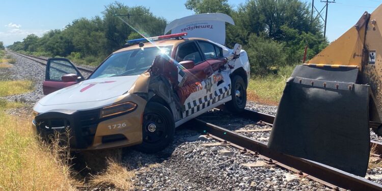 Insólito: Patrulla de tránsito municipal intenta ganarle paso a máquina de Ferromex en Cd. Victoria