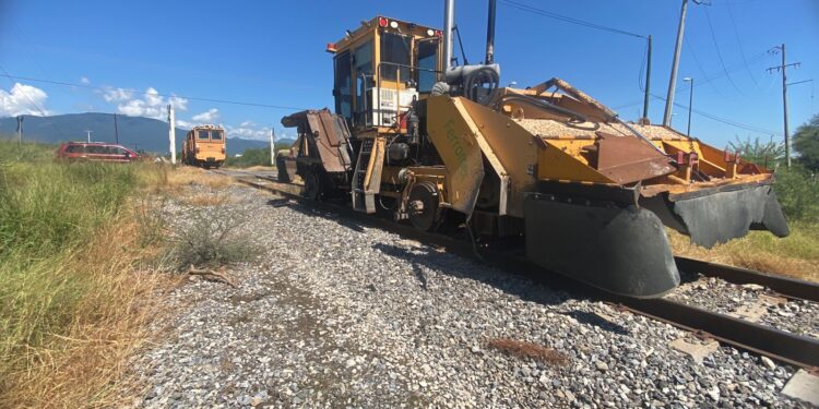 Insólito: Patrulla de tránsito municipal intenta ganarle paso a máquina de Ferromex en Cd. Victoria