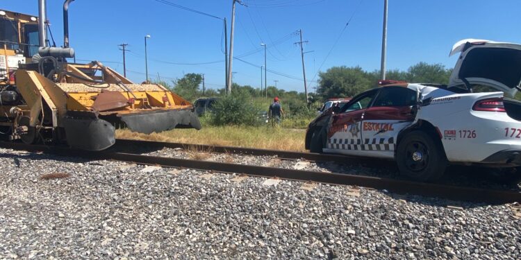 Insólito: Patrulla de tránsito municipal intenta ganarle paso a máquina de Ferromex en Cd. Victoria