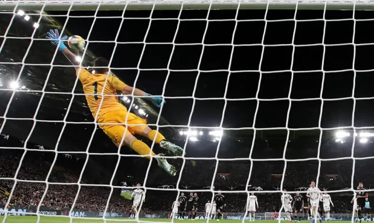 Peñarol golea a The Strongest y acaricia los cuartos de final