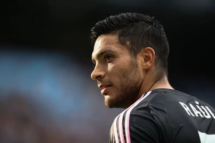 Raúl Jiménez no cierra la puerta a la Selección