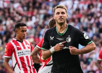 Santiago Giménez se aleja de la Premier: Feyenoord rechaza oferta millonaria