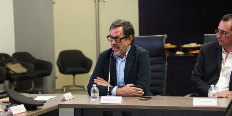 Participan ejecutivos de FEMSA en reunión de seguridad con AVA