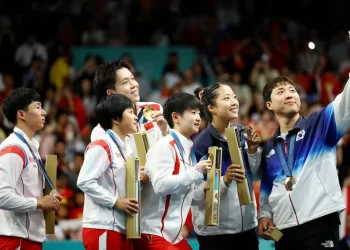 Selfie en podio de París 2024 podría costar caro a medallistas de Corea del Norte