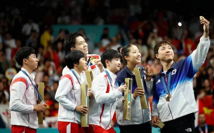 Selfie en podio de París 2024 podría costar caro a medallistas de Corea del Norte