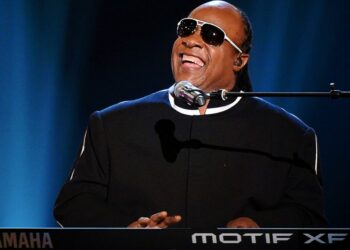 Stevie Wonder sorprende con un llamado a la unidad en su nueva canción