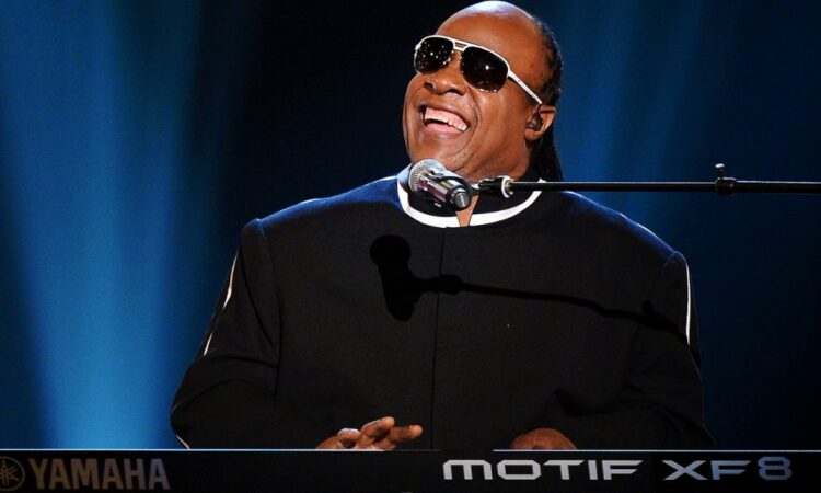 Stevie Wonder sorprende con un llamado a la unidad en su nueva canción