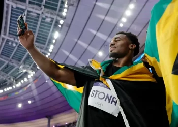 Histórico oro para Roje Stona en lanzamiento de disco con récord olímpico