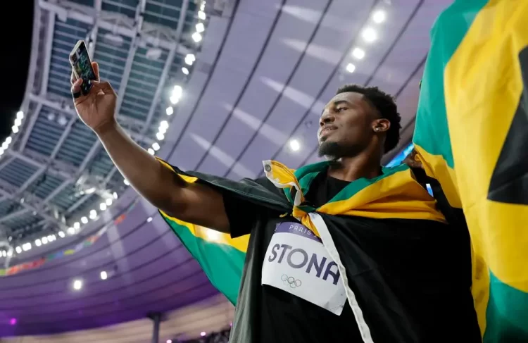 Histórico oro para Roje Stona en lanzamiento de disco con récord olímpico