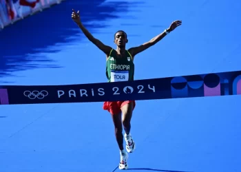 Tamirat Tola se corona en el maratón olímpico tras el inesperado retiro de Kipchoge