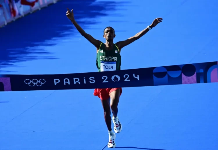 Tamirat Tola se corona en el maratón olímpico tras el inesperado retiro de Kipchoge