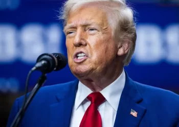 Trump realiza primer mitin al aire libre protegido por vidrio antibalas