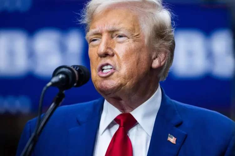 Trump realiza primer mitin al aire libre protegido por vidrio antibalas