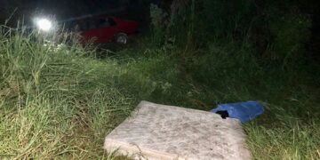 Joven pierde la vida al volcar su auto