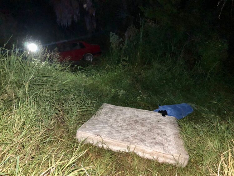 Joven pierde la vida al volcar su auto